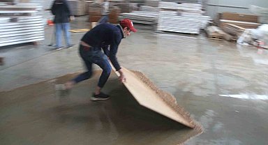 Konya'da göle dönüşen yollarda araçlar mahsur kaldı, fabrikaları su bastı