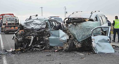 Konya'da kamyonet ile minibüs çarpıştı: 4 ölü