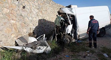 Konya'da minibüs alt geçide düştü: 1 ölü, 1 yaralı