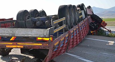 Konya'da traktör taşıyan tır devrildi: 1 yaralı