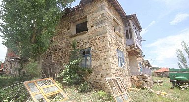 Konya'da yıldırım düşen ev harabeye döndü