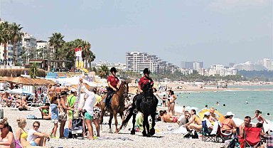 Konyaaltı sahilinin güvenliği Börü ve Winner'e emanet