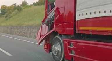 Kopan tır kapısını, emniyet kemeriyle bağlayarak yolculuk yaptı