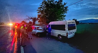 Köpeğe çarpmamak için direksiyonu kırdı, karşı şeride geçerek minibüse çarptı: 1 yaralı