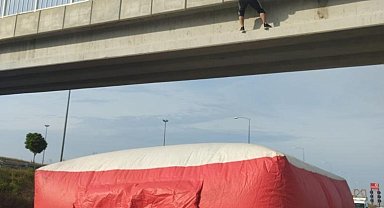 Köprüden atlayan şahsı itfaiyenin açtığı şişme yatak kurtardı