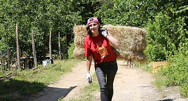 Köy yaşamıyla ilgili çektiği videolar kendisine gelir kapısı oldu