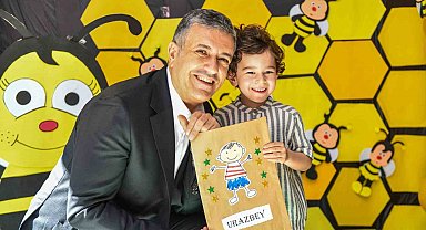 Kreşlerde eğitim alan miniklere ilk karnelerini Esenyurt Belediye Başkanı Bozkurt verdi