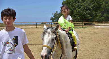 Kreşteki çocuklar at binme heyecanı yaşadı
