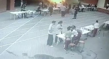 Küçükçekmece'de özel bir okulda deney sırasında yaşanan patlama anı kamerada