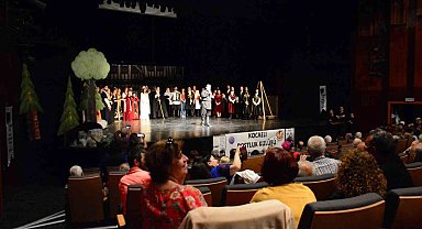 Kültürlerini yaşatmak için 30 amatör oyuncu tiyatro sahneliyor