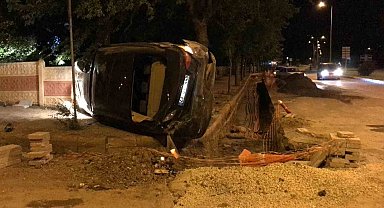 Kum birikintisi ve ağaca çarpan araç yan yattı: 2 yaralı