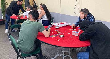 Kumarbazlar jandarmayı karşılarında görünce ne yapacağını şaşırdı