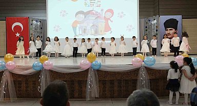 Kur'an kursu mezuniyetinde renkli görüntüler oluştu