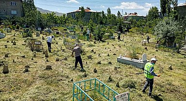 Kurban Bayramı öncesi mezarlıklarda sıkı temizlik
