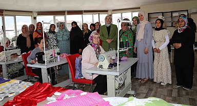 Kursiyerler yılsonu sergisine hazırlanıyorlar