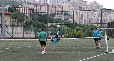 Kurtuluş Kupası Ayak Tenisi Turnuvası kıran kırana geçti