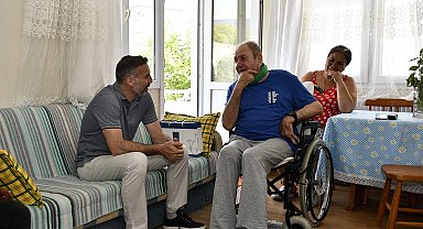 Kuşadası Belediyesi, bakım hizmeti alan babaları unutmadı