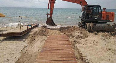 Kuşadası Belediyesi, denizde de engelleri kaldırıyor