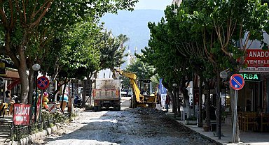 Kuşadası Özer Türk Caddesi'nde yenileme çalışmaları başladı