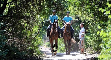 Kuşadası'nda atlı jandarmalar görev başında