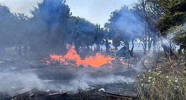Kuşadası'nda denize 50 metre uzaklıktaki arazi yangınında sabotaj iddiası