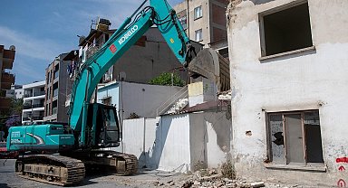 Kuşadası'nda depreme dayanıksız binalar yıkılıyor