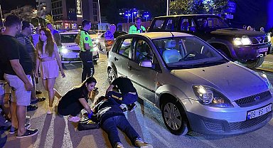 Kuşadası'nda otomobilin çarptığı yaya yaralandı