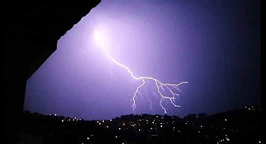 Kuşadası'nda şimşekler geceyi aydınlattı