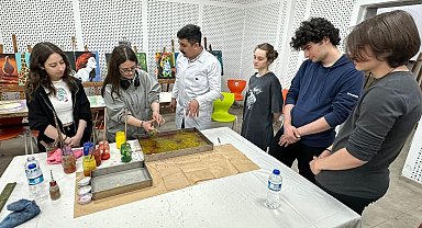Kütahya Necip Fazıl Kısakürek Anadolu Lisesi'nde İspanyol öğrencilerle ebru çalışması