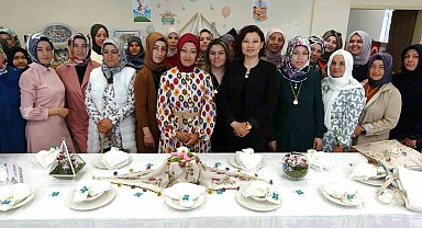 Kütahya'da iğne oyası kursiyerlerinin yıl sonu sergisi göz kamaştırdı