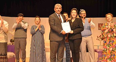 Kütahya'da sahnelenen "Daire 15 karışangiller" isimli tiyatro oyunu beğenildi