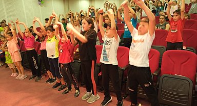 Kuyucaklı çocuklar doyasıya eğlendi