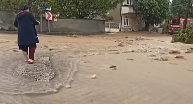 Ladik'te sağanak nedeniyle sokaklar dere gibi aktı