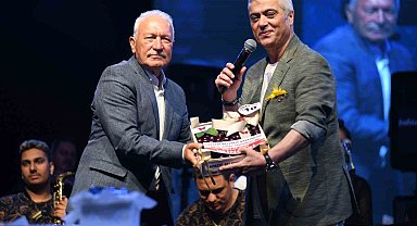 Lapseki Belediyesi 38. Kiraz Festivali'nde Cengiz Kurtoğlu coşkusu yaşandı