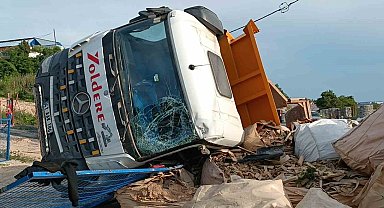 Lastiği patlayan hafriyat kamyonu başka bir araca çarpıp devrildi