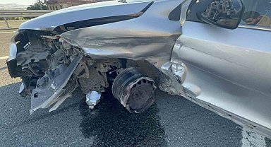 Lastiği patlayan otomobil bariyerlere çarptı: 3'ü çocuk 4 yaralı