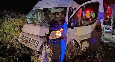 Lastiği patlayan servis aracı şarampole yuvarlandı: 14 yaralı