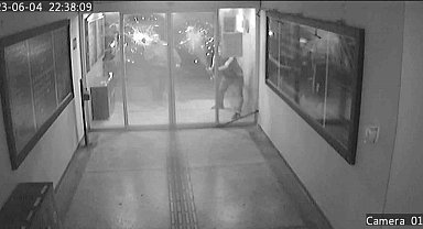 Levyelerle belediyenin kapılarını kırıp makama saldırdılar