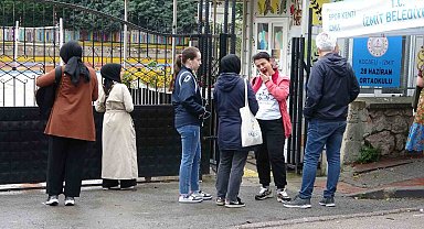 LGS adayları içerde aileleri dışarıda ter döküyor