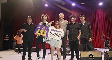 Liseler şarkılarıyla yarıştı