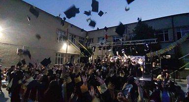 Liseli öğrencilerin mezuniyet coşkusu