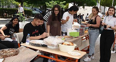 Liseliler depremzede yaşıtları için el ele verdi