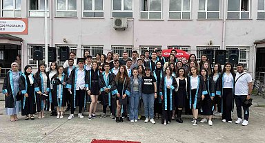 Liseliler kepleri havaya atarak mezuniyeti kutladı