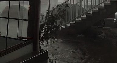 Lüleburgaz'da ağaçlar devrildi, yollar göle döndü