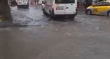 Lüleburgaz'da sağanak yağış yolları göle çevirdi