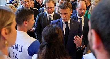 Macron'dan parkta bıçaklı saldırıya uğrayan çocuklara ziyaret