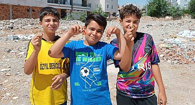 Mahallede oyun oynayan çocuklar enkazda altın buldu