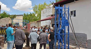 Mahalleliden güç birliği: Depremde yıkılan minarenin yerine fiberglas ve çelikle yenisi yapılıyor