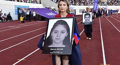 MAKÜ mezuniyet töreninde depremde hayatını kaybeden öğrenciler unutulmadı