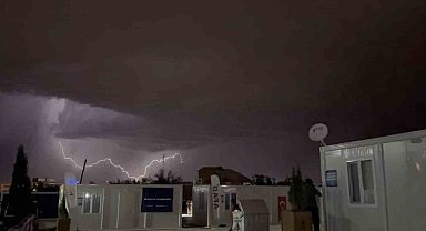 Malatya'da şimşekler geceyi aydınlattı